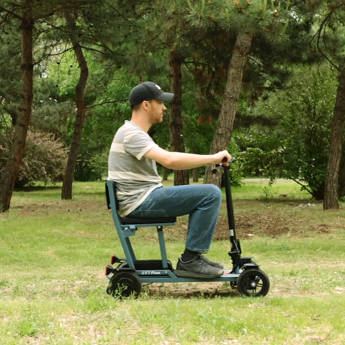 Freejoyer F7 Plus – echtes Fahrzeug, Seitenansicht in einem Park
